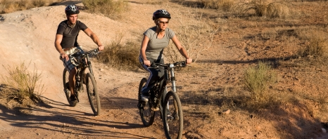 2 people mountain biking in Phoenix